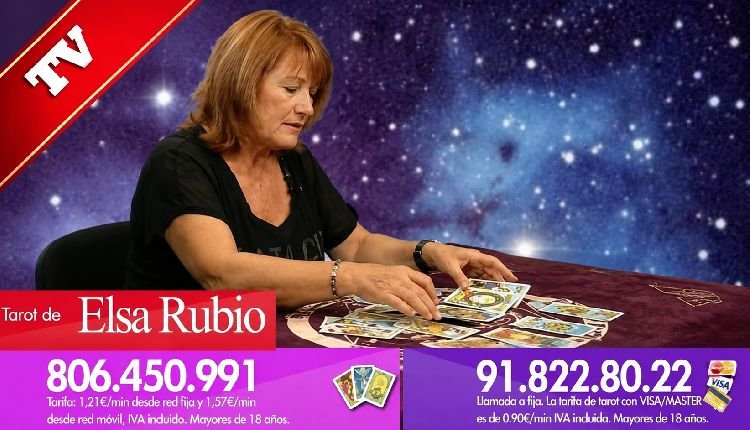 Elsa Rubio: Vidente de Nacimiento y Tarotista Profesional Oficial 4 Elsa Vidente en la consulta oficial de Elsa Tarot analizando las cartas de forma sincera y sin gabinete.